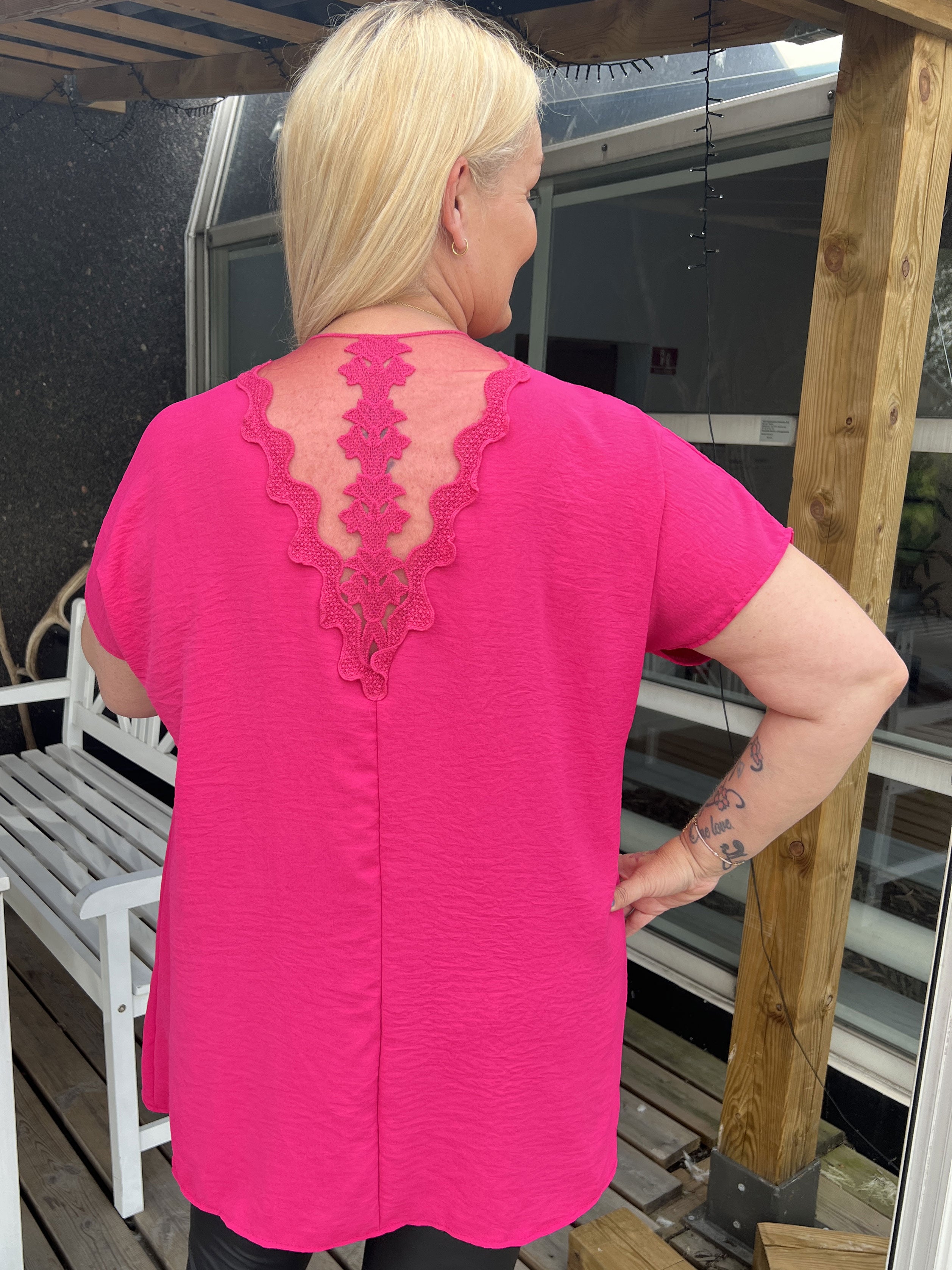 Katrine - Sød plus size tunika med blonde i ryggen